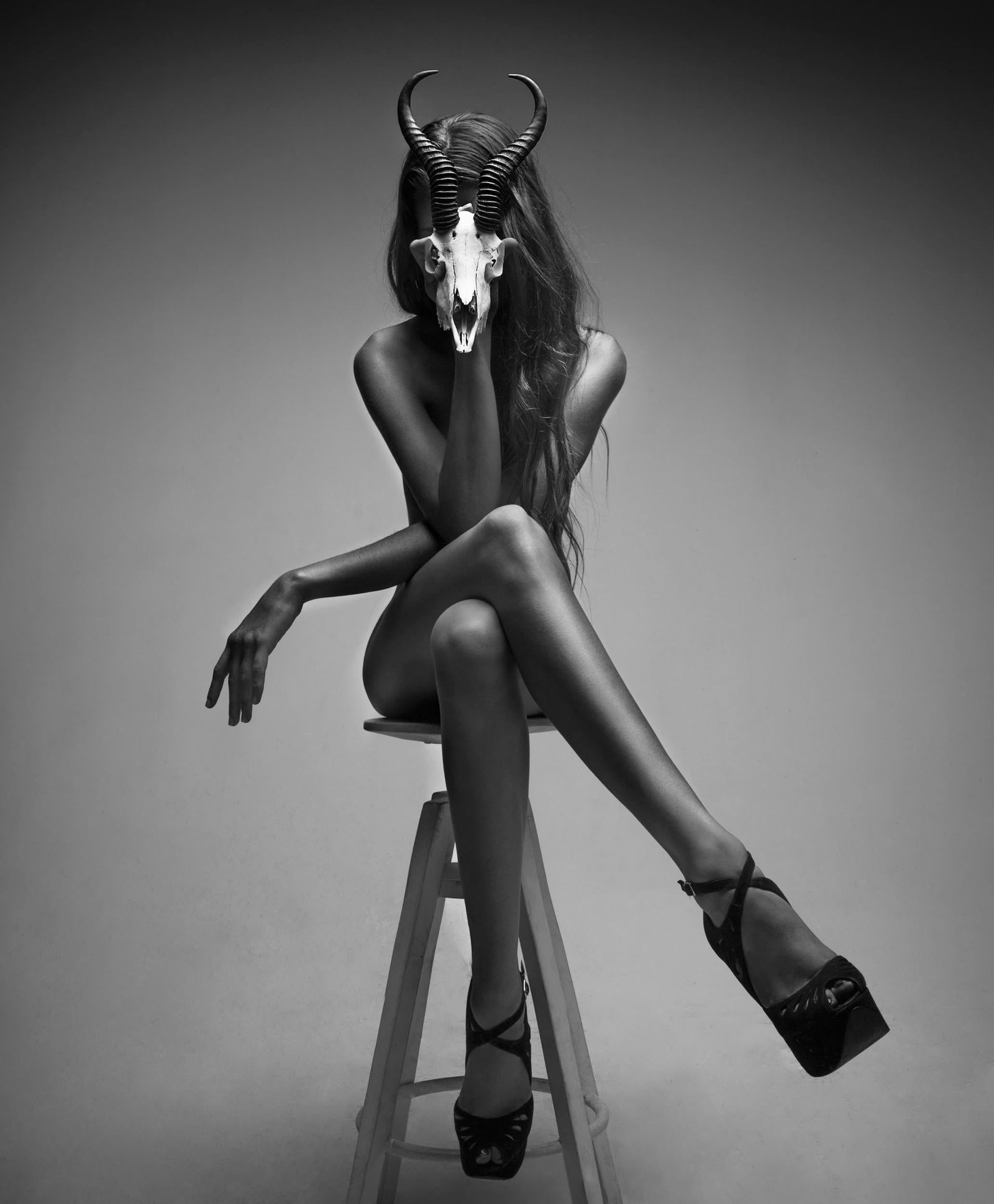 Aaron McPolin Featherstep II Nude Photography Edition 1/7 30 x 24 Inch: Aaron McPolin Featherstep II Nude Photography Edition 1/7 30 x 24 Inch Experience the striking beauty of 'Featherstep II', a captivating nude photography piece by Aaron McPolin. This archival pigment