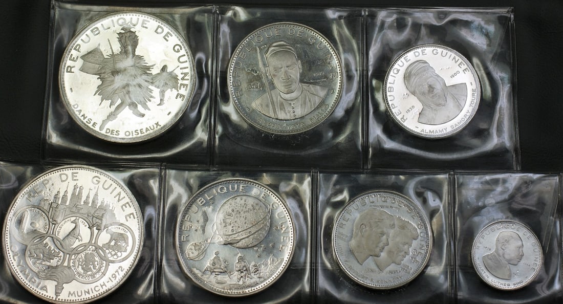 Guinea 1969 Silver Proof Seven Coin Franc Set in Cheetah Display Case: Guinea 1969 Silver Proof Seven Coin Franc Set in Cheetah Display Case This is a 1969 Guinea 7-coin silver proof set featuring denominations of 500, 250, 200, and 100 Francs. The set is presented in a