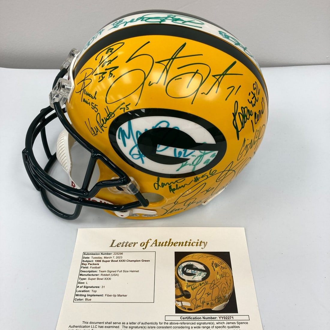 1996 Green Bay Packers Signed Full Size Helmet with JSA COA: 1996 Green Bay Packers Signed Full Size Helmet with JSA COA Celebrate the legacy of the 1996 Green Bay Packers with this team-signed full-size helmet, a remarkable collectible for any football fan. Th