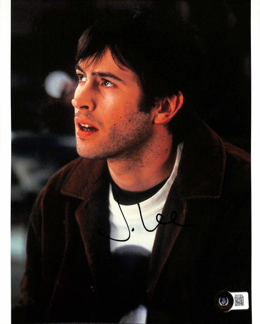 Jason Lee Signed 8x10 Mallrats Photo Beckett Certified: Jason Lee Signed 8x10 Mallrats Photo Beckett Certified This is an authentic autographed 8x10 photograph of Jason Lee, renowned for his role as "Brodie Bruce" in the cult classic film Mallrats. The pho