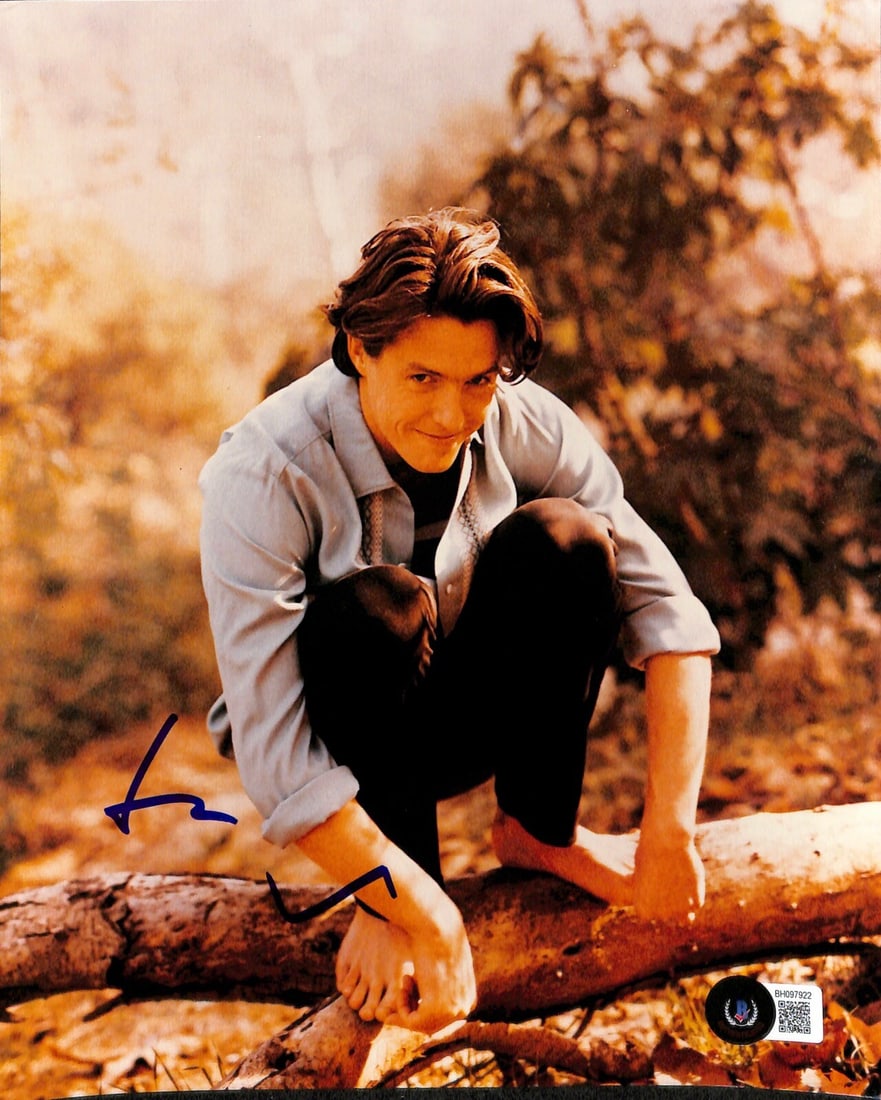Hugh Grant Notting Hill Signed 8x10 Photo Beckett Authenticated: Hugh Grant Notting Hill Signed 8x10 Photo Beckett Authenticated This is an authentic 8x10 photograph featuring Hugh Grant, signed in blue permanent marker. The autograph is authenticated by Beckett Au