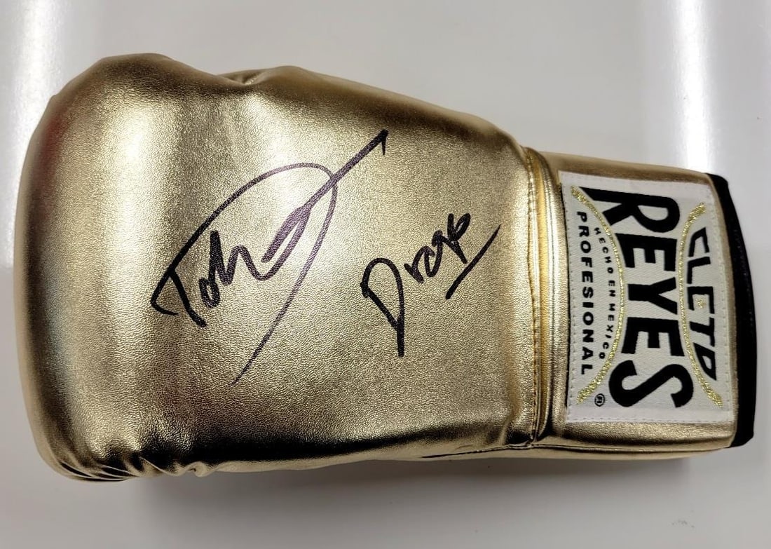 Dolph Lundgren Autographed Rocky IV Boxing Glove with Beckett Authentication: Dolph Lundgren Autographed Rocky IV Boxing Glove with Beckett Authentication This is an authentic boxing glove signed by Dolph Lundgren, known for his iconic role as Drago in the movie Rocky IV. The