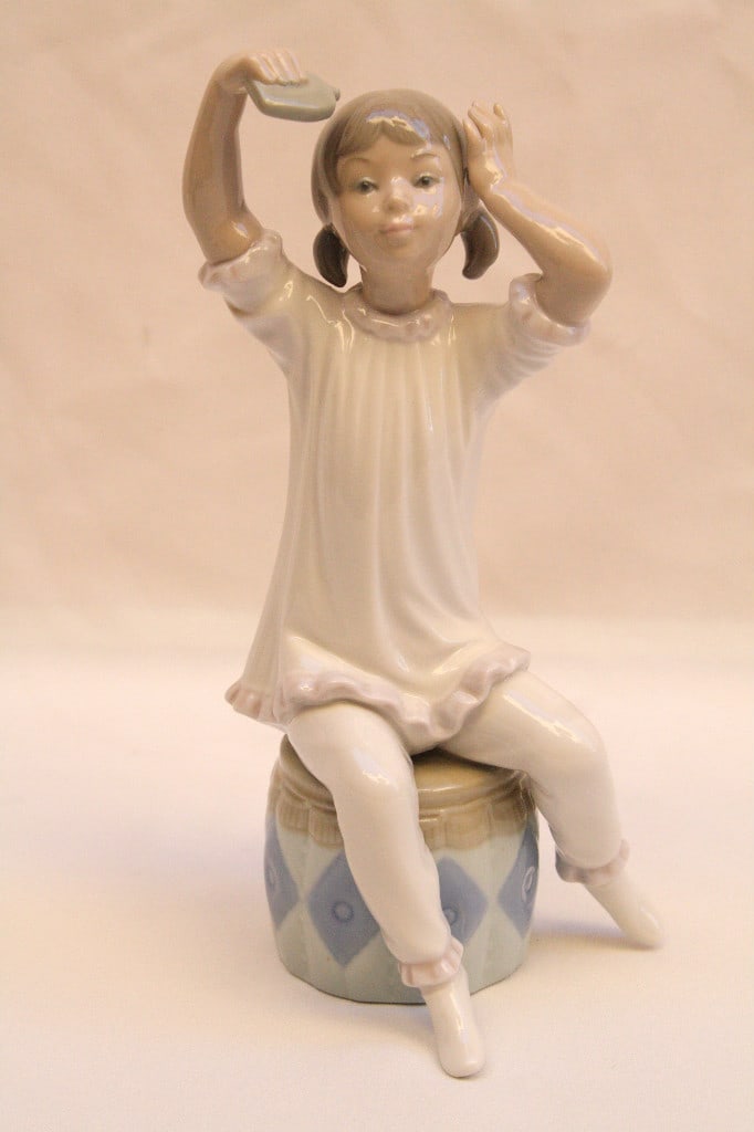 Lladro Girl Figurine Signed Spanish Art 8.35 Inches Tall: Lladro Girl Figurine Signed Spanish Art 8.35 Inches Tall Presenting a stunning Lladro figurine depicting a girl, crafted in Spain with remarkable attention to detail. This piece is fully hallmarked an