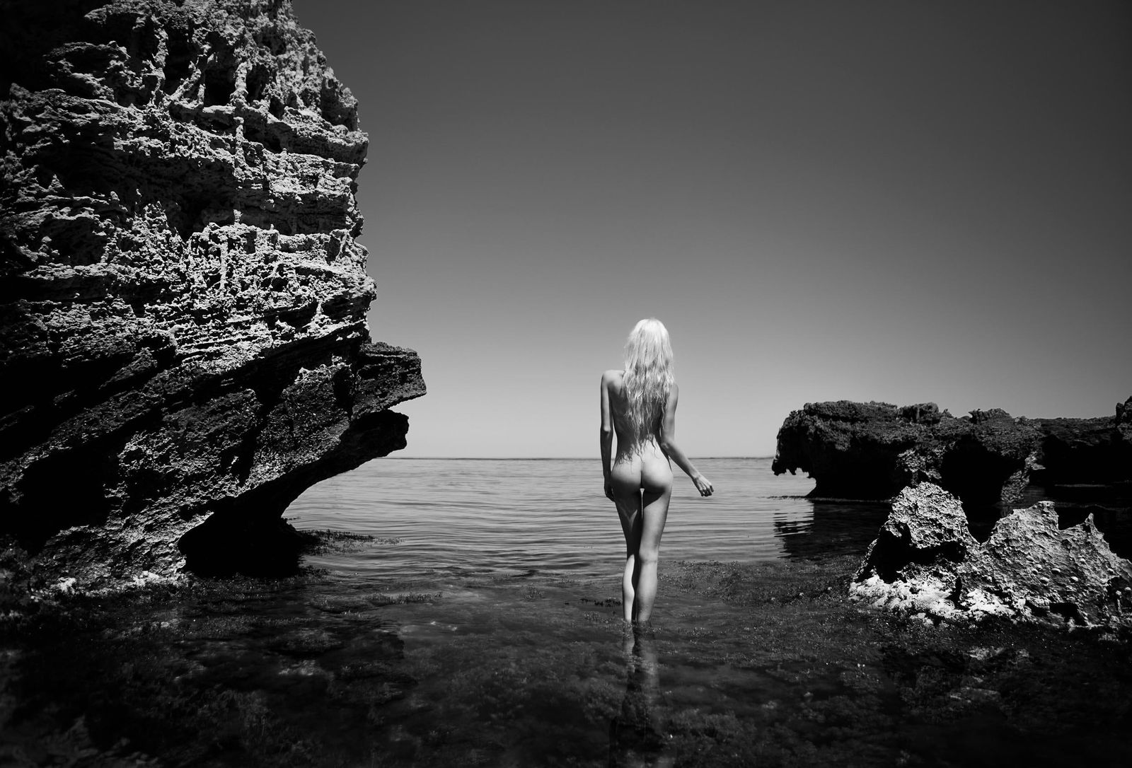 Aaron McPolin Nude Landscape Photograph Looking Glass II 24 x 36 in Edition of 7: Aaron McPolin Nude Landscape Photograph Looking Glass II 24 x 36 in Edition of 7 "Looking Glass II" is a contemporary nude landscape photograph by Aaron McPolin, part of "The Garden" series. This un-u