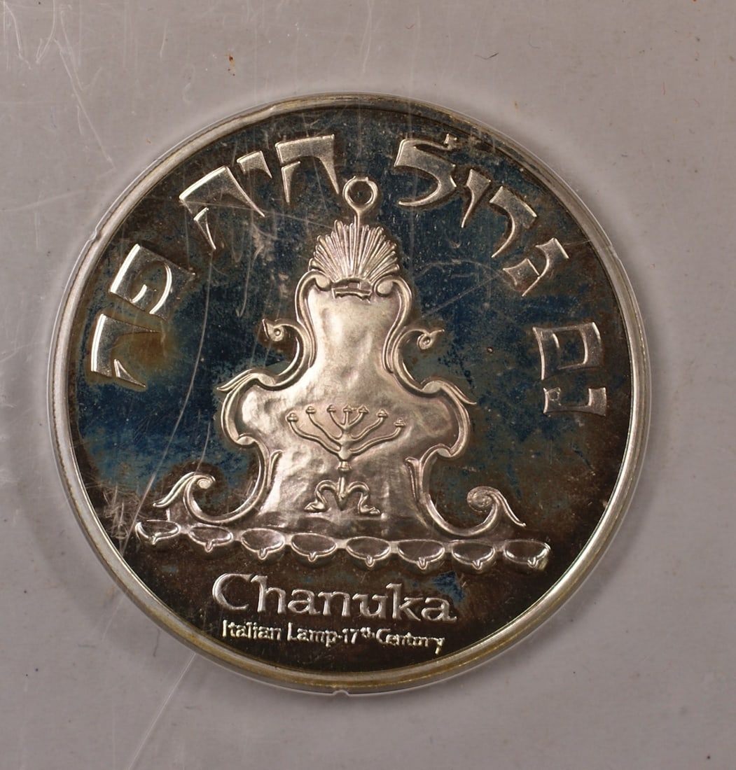 Sterling Silver 1968 Israel Hanukkah Proof Medal by Oscar Harris in Box: Sterling Silver 1968 Israel Hanukkah Proof Medal by Oscar Harris in Box This is a 1968 Israel Chanukah medal crafted in sterling silver and designed by Oscar Harris. The medal is a proof issue, presen