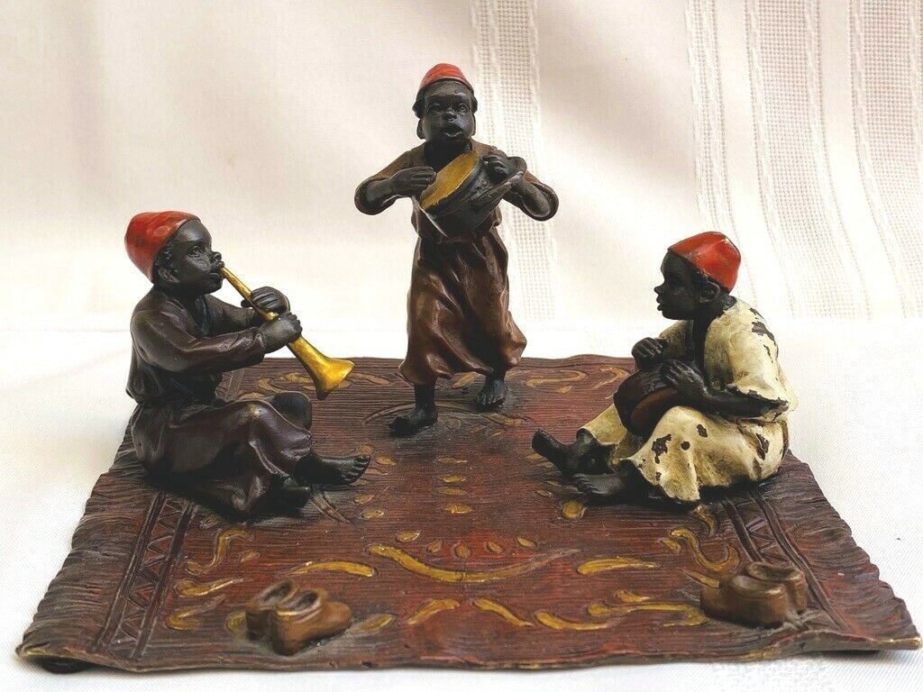 1900 Bergman Signed Austrian Bronze Musicians Sculpture: 1900 Bergman Signed Austrian Bronze Musicians Sculpture This exquisite 1900 Austrian bronze sculpture by Bergman showcases a pair of musicians in intricate detail and craftsmanship. The piece is fully