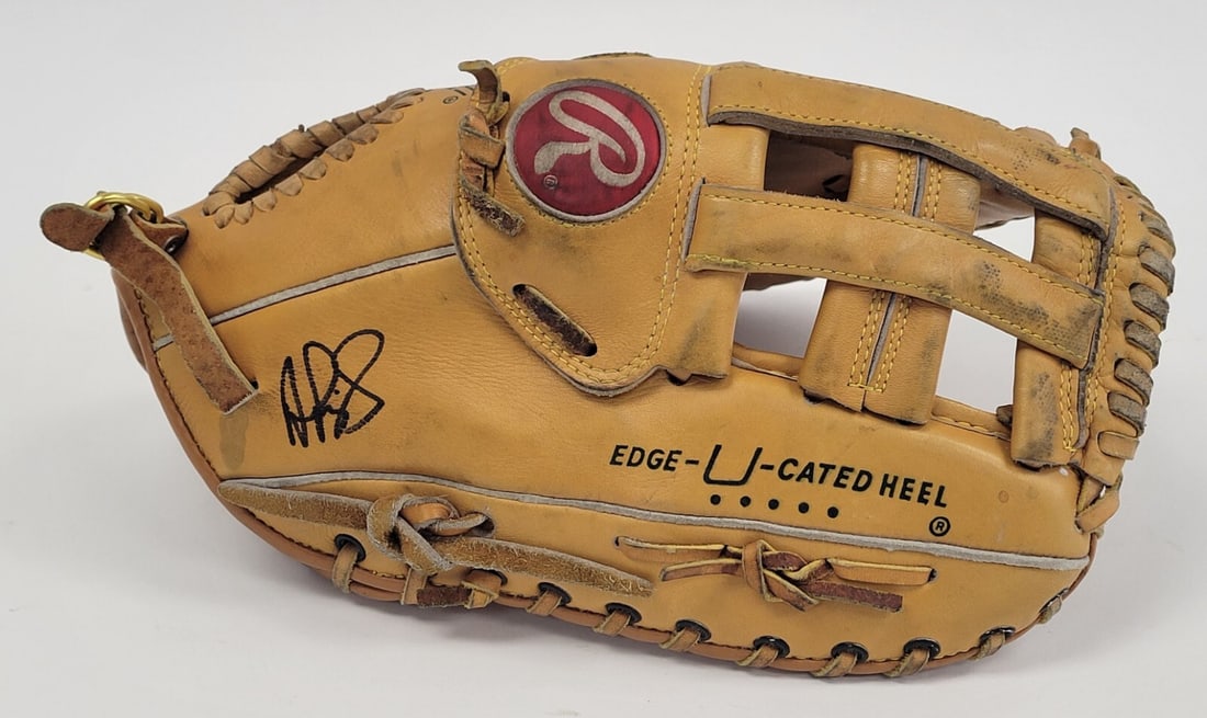 Albert Pujols Signed Mark McGwire Model Glove Beckett Authenticated: Albert Pujols Signed Mark McGwire Model Glove Beckett Authenticated This is a pre-owned Mark McGwire Model first baseman glove, signed by baseball legend Albert Pujols. The glove reflects Pujols' earl