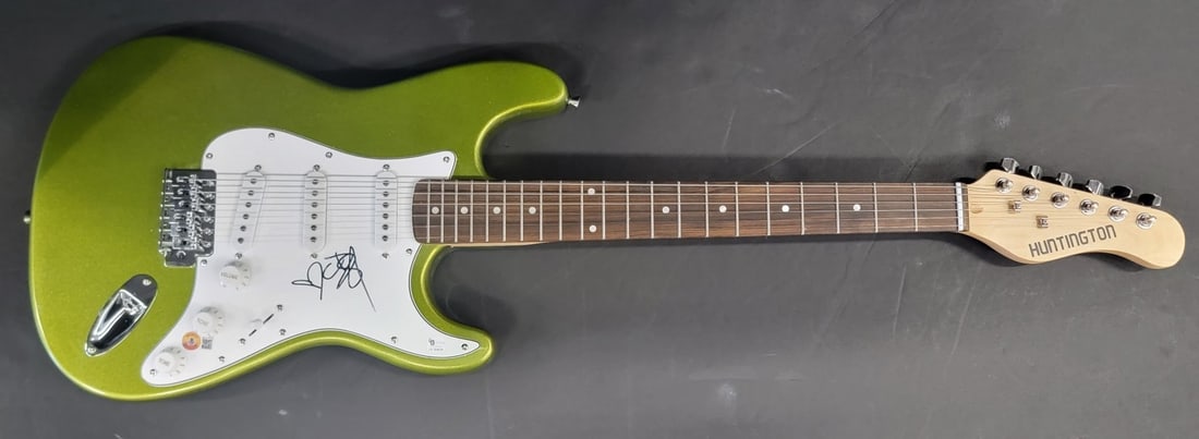 Cameron Diaz Signed Electric Guitar with Beckett Authentication (1 of 4)