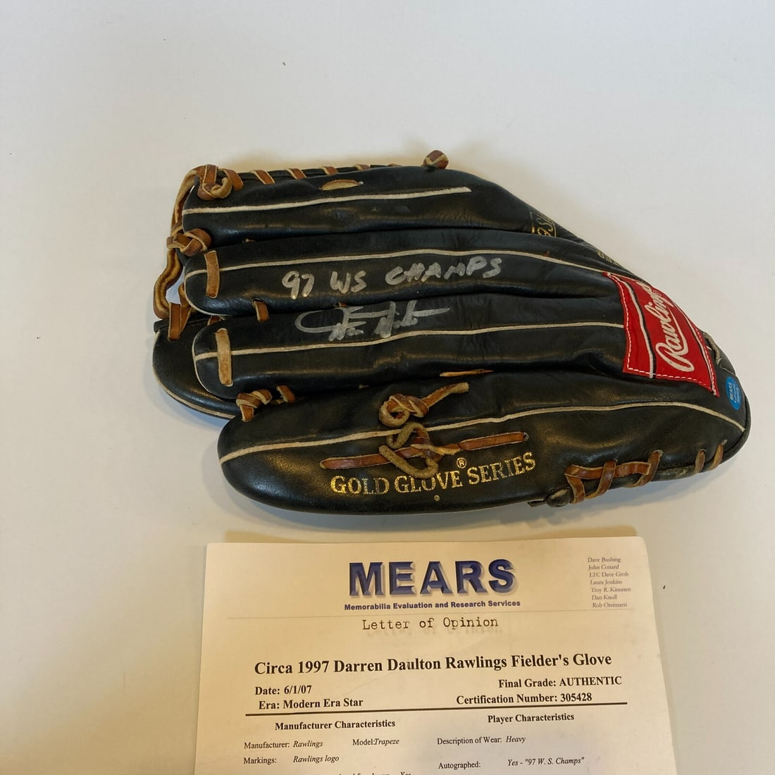 Darren Daulton 1997 WS Champs Signed Game-Used Rawlings Glove JSA MEARS LOA: Darren Daulton 1997 WS Champs Signed Game-Used Rawlings Glove JSA MEARS LOA This is a signed, game-used baseball glove from Darren Daulton, a fan favorite and key player for the 1997 World Series Cham