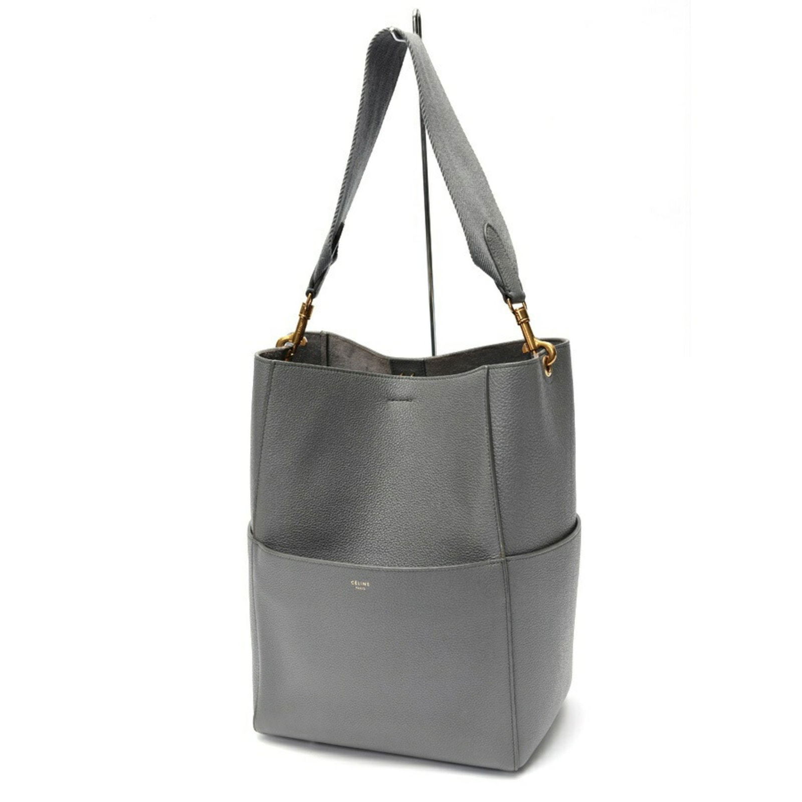 Celine Seau Sangle grey leather shoulder bag 32cm: Celine Seau Sangle grey leather shoulder bag 32cm This is a Celine Seau Sangle handbag designed for women, crafted from grey leather. The bag features a spacious interior and a streamlined silhouette.