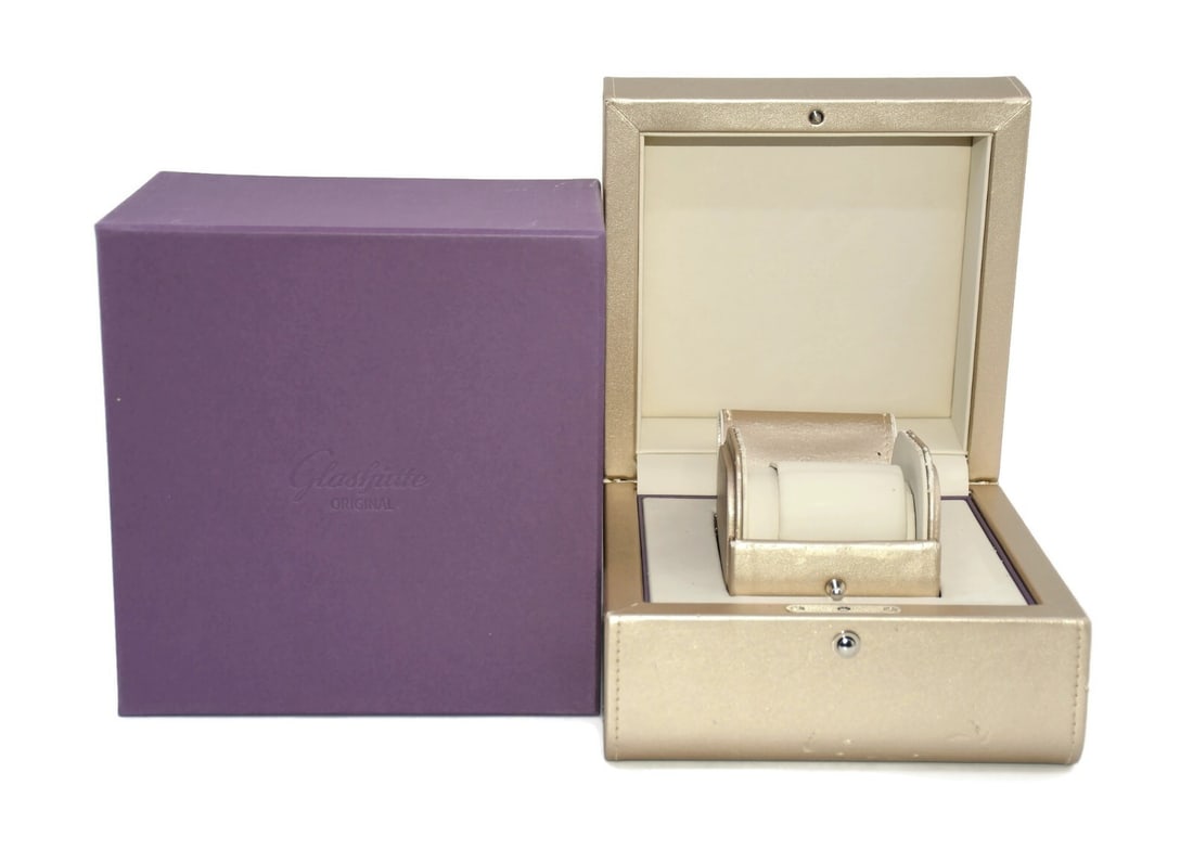 Glashutte Original Brown Presentation Box for Single Watch 7x7x6: Glashutte Original Brown Presentation Box for Single Watch 7x7x6 This Glashutte Original presentation box is designed to elegantly display a single watch. Crafted in a rich brown color, it measures 7