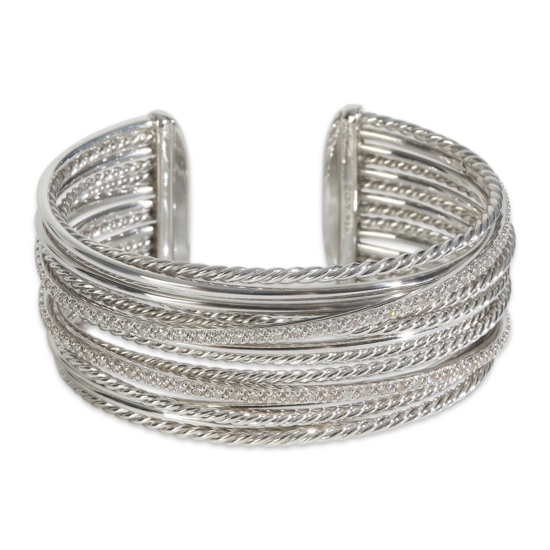 David Yurman Wide Crossover Sterling Silver Diamond Bracelet 1.69ct: David Yurman Wide Crossover Sterling Silver Diamond Bracelet 1.69ct This exquisite David Yurman Wide Crossover Bracelet is crafted from high-quality sterling silver and features a stunning diamond cen