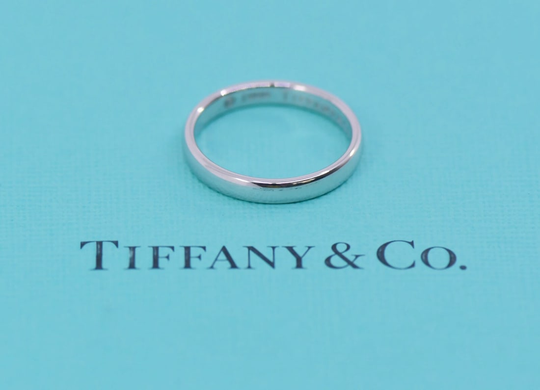 Tiffany & Co 950 Platinum Ring Size 6.5 Authentic with Pouch: Tiffany & Co 950 Platinum Ring Size 6.5 Authentic with Pouch This exquisite Tiffany & Co. ring is crafted from high-quality platinum with a metal purity of 950. It features a classic design, perfect f