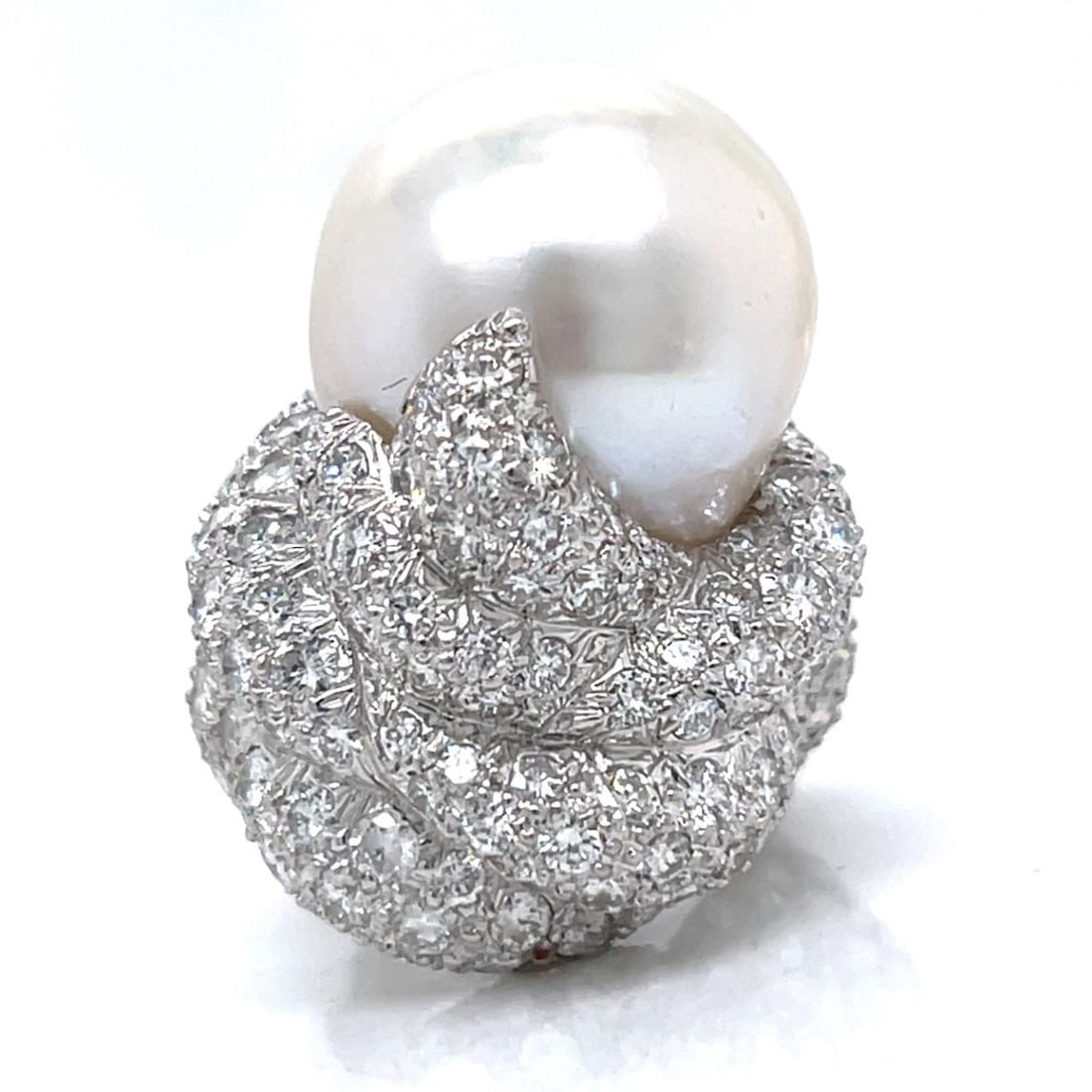 DAVID WEBB Platinum South Sea Pearl Ring with 163 Diamonds: DAVID WEBB Platinum South Sea Pearl Ring with 163 Diamonds This exquisite David Webb ring features a stunning South Sea pearl measuring 23.0 x 18.0 mm, elegantly set in luxurious platinum. The ring is