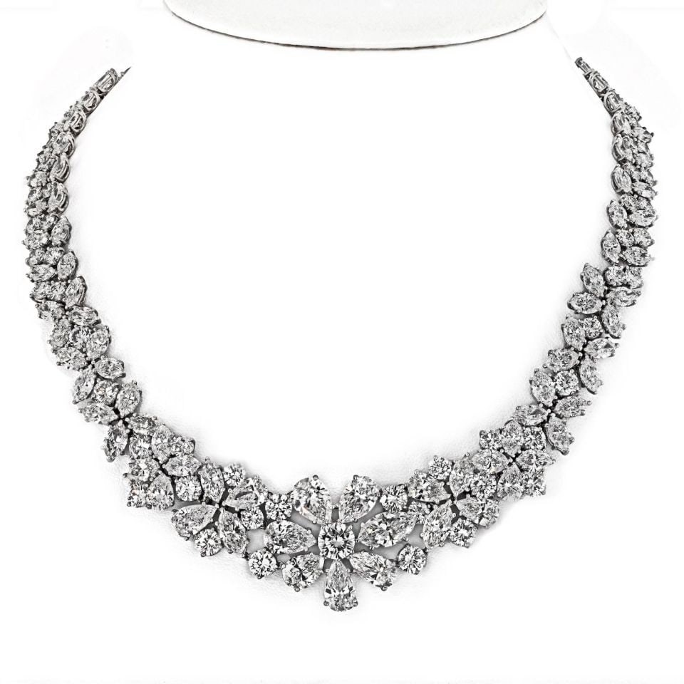 75 Carat Platinum Diamond Collar Necklace with Flower Motif: 75 Carat Platinum Diamond Collar Necklace with Flower Motif This exquisite collar necklace is crafted from luxurious platinum and features an impressive total diamond weight of approximately 75 carats