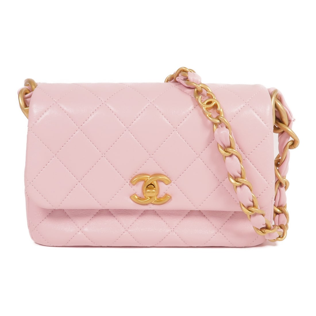 CHANEL Pink Lambskin Shoulder Bag with Chain GHW: CHANEL Pink Lambskin Shoulder Bag with Chain GHW This exquisite CHANEL CC Chain Shoulder Bag is crafted from luxurious lambskin leather in a soft pink hue. Designed for style and functionality, it fea