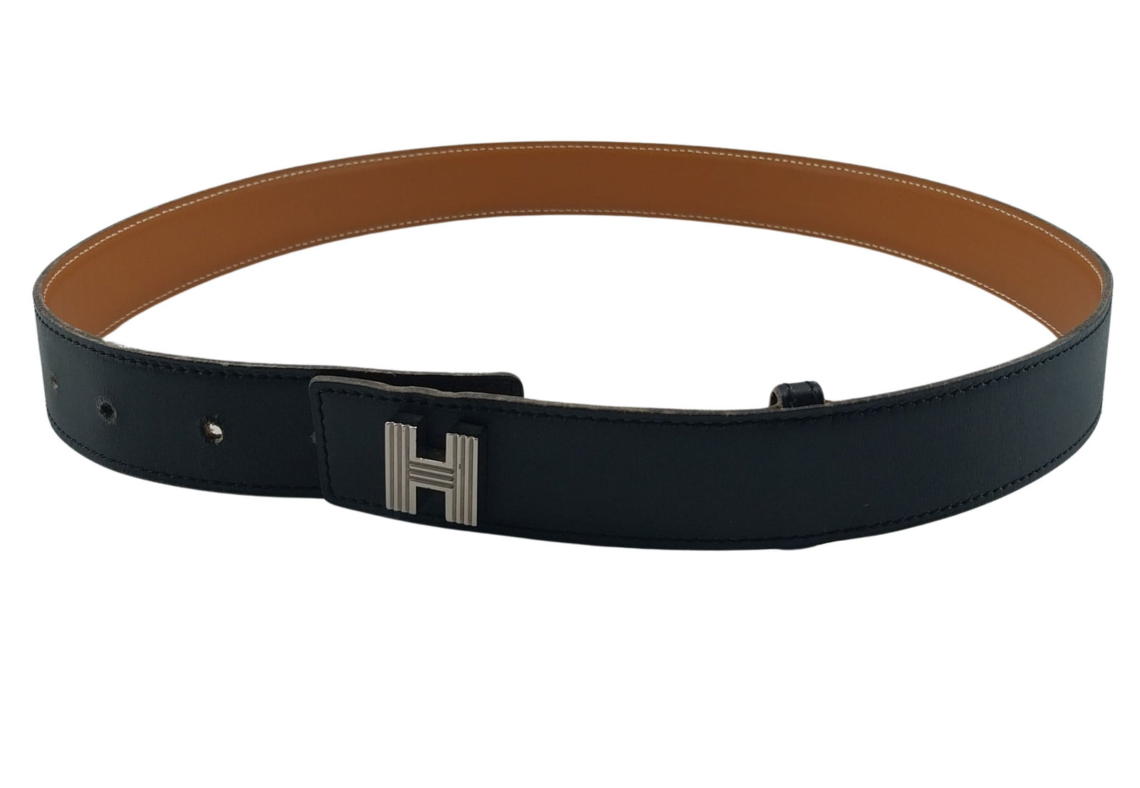 Hermes H Black Leather Belt Size 75 Made in France: Hermes H Black Leather Belt Size 75 Made in France This Hermes H men's belt is crafted from black leather and features an adjustable design with a size 75. The belt shows signs of wear, including slig