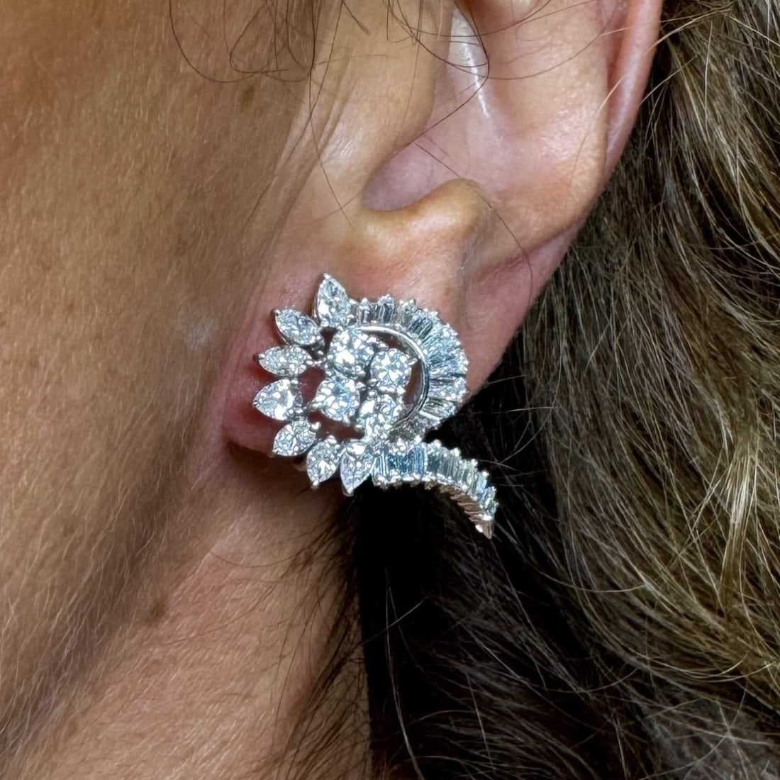 Art Deco Platinum 5.50 Ct Diamond Earrings with F-G VVS-VS Diamonds: Art Deco Platinum 5.50 Ct Diamond Earrings with F-G VVS-VS Diamonds These stunning Art Deco earrings are crafted in platinum and feature a total diamond weight of 5.50 ct. They are adorned with 22 rou