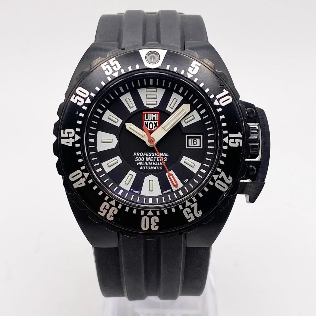 Luminox Deep Dive 44mm Automatic Diver Watch Black Dial Rubber Strap: Luminox Deep Dive 44mm Automatic Diver Watch Black Dial Rubber Strap Discover the Luminox Deep Dive 44mm Wristwatch, a perfect blend of functionality and style for casual divers. This automatic watch