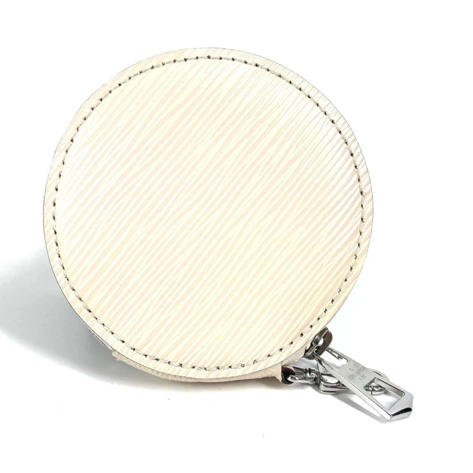 White leather Louis Vuitton coin purse from France: White leather Louis Vuitton coin purse from France This Louis Vuitton coin purse is crafted from white leather and designed for universal use. Made in France, it features a compact structure with mino