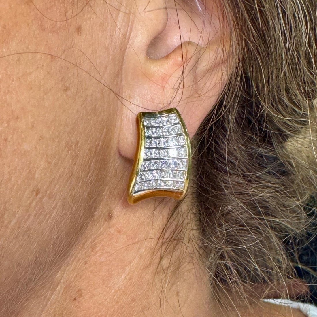 18K Yellow Gold Diamond Earrings 4.42 Ct 68 Diamonds VVS-VS: 18K Yellow Gold Diamond Earrings 4.42 Ct 68 Diamonds VVS-VS These exquisite earrings are crafted from luxurious 18K yellow gold and feature a stunning total of 68 diamonds weighing 4.42 carats. The di