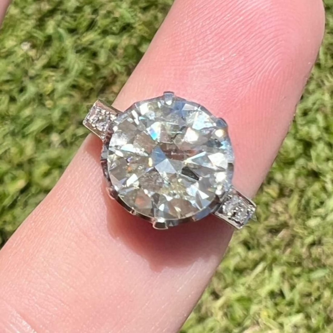 Elegant 18K White Gold 3.18 Ct European-cut Diamond Ring: Elegant 18K White Gold 3.18 Ct European-cut Diamond Ring This exquisite 18K White Gold ring features a stunning 3.18 Ct. European-cut diamond at its center, showcasing a beautiful M color and SI2 clar