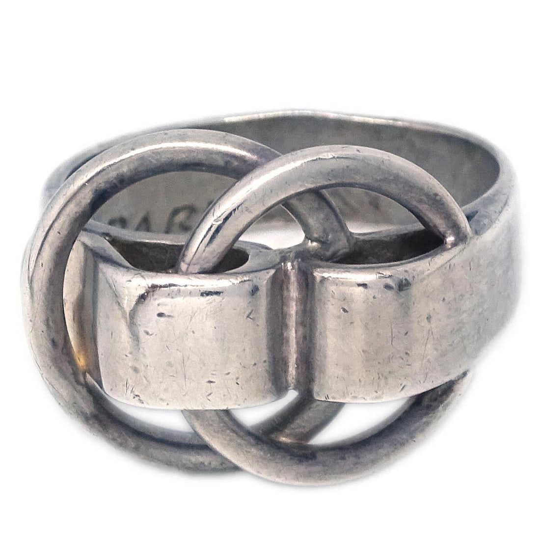 Vintage Hermes Silver Round Ring Size 49 46 6: Vintage Hermes Silver Round Ring Size 49 46 6 This vintage Hermes ring features a classic round shape and is crafted in silver. The ring shows reasonable wear and tear on the outside, reflecting its v