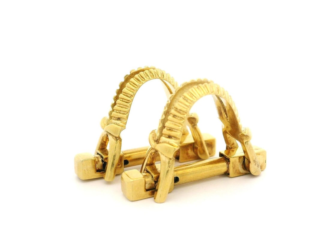 Vintage Annaratone Magyary 18K Yellow Gold Fluted Cufflinks: Vintage Annaratone Magyary 18K Yellow Gold Fluted Cufflinks Presenting a pair of Vintage Annaratone Magyary cufflinks crafted from solid 18k yellow gold, showcasing a curved fluted design that adds an