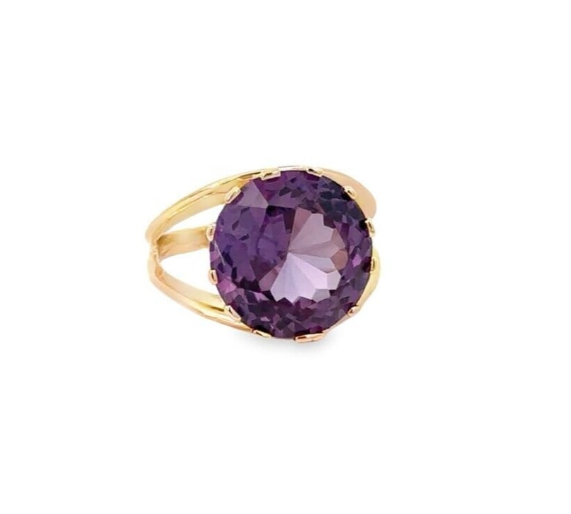 14k Yellow Gold Vintage Alexandrite Solitaire Ring Handmade: 14k Yellow Gold Vintage Alexandrite Solitaire Ring Handmade This exquisite vintage ring features a stunning round synthetic alexandrite, known for its captivating color change from purple to pink. Cra