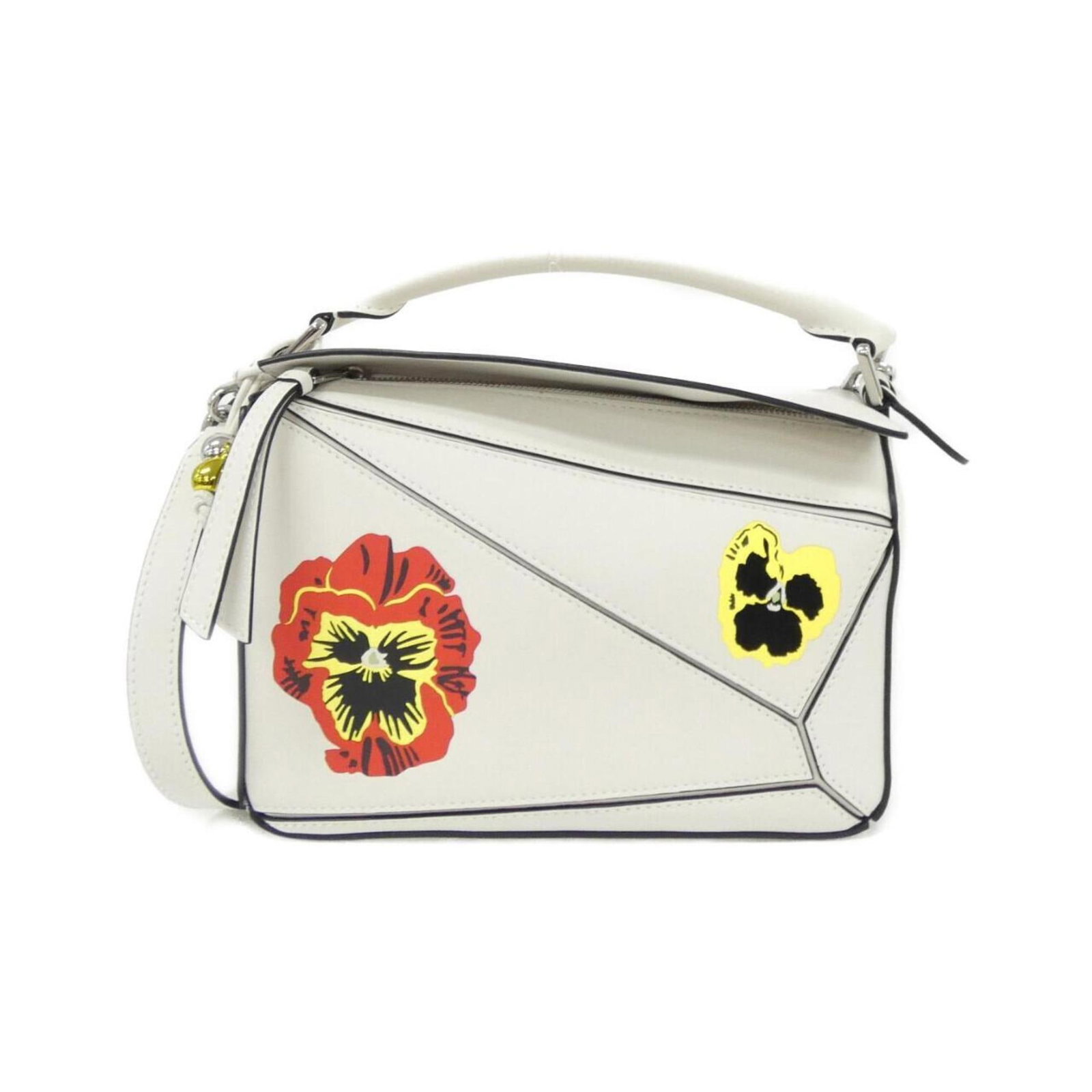 White Leather Loewe Puzzle Bag 24cm Spain: White Leather Loewe Puzzle Bag 24cm Spain This Loewe Puzzle bag features a white leather exterior and is designed for women. It offers a structured silhouette with dimensions of 24 cm in width, 16 cm