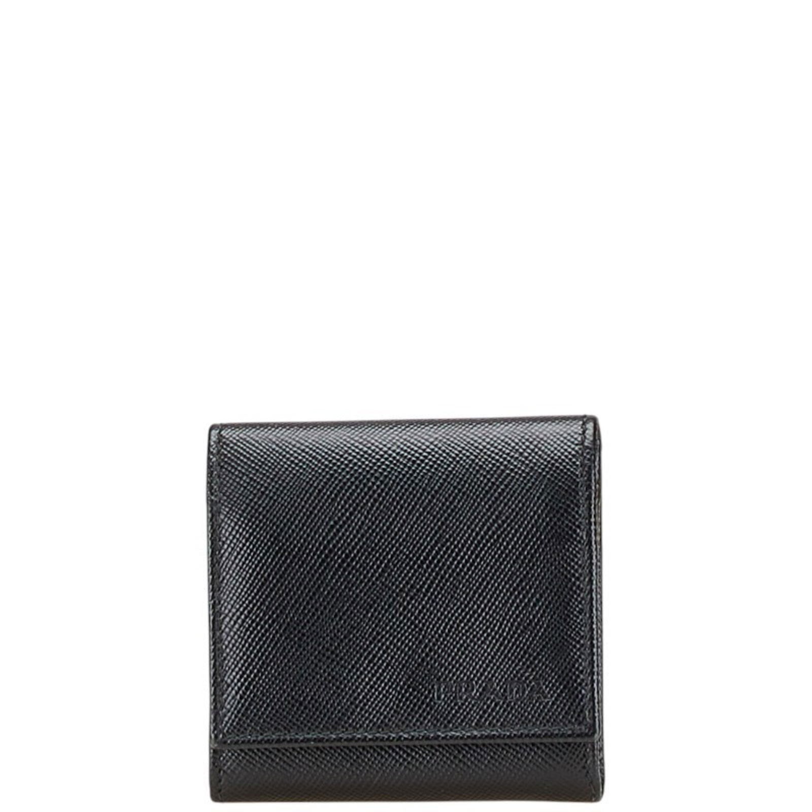 Black Leather Prada Card Holder Made in Italy: Black Leather Prada Card Holder Made in Italy This Prada card case features a sleek black leather design, suitable for any gender. Crafted in Italy, it offers both style and functionality. The case sh