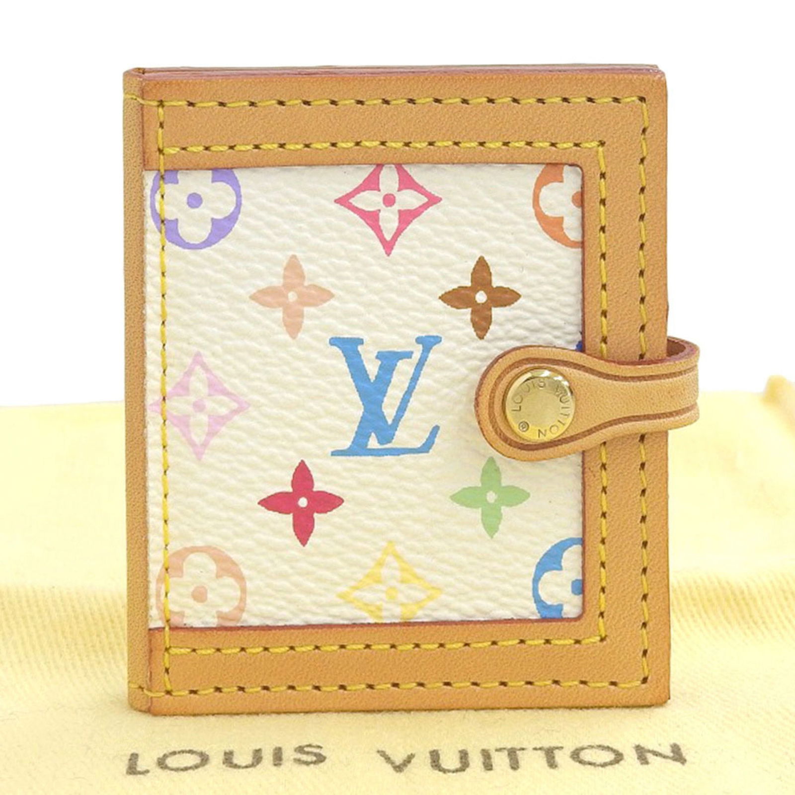 White Canvas Louis Vuitton Porte Photo Case Unisex Spain: White Canvas Louis Vuitton Porte Photo Case Unisex Spain This Louis Vuitton Porte Photo case features a white canvas exterior and is designed for unisex use. Crafted in Spain, it offers a compact desi