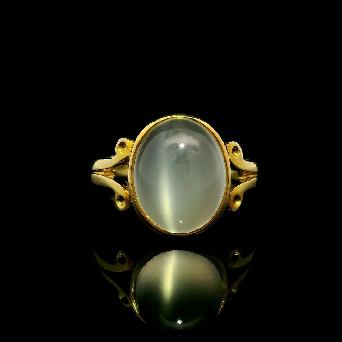 Oval Cabochon Moonstone Ring in 14k Yellow Gold 4ct Bezel Set Vintage: Oval Cabochon Moonstone Ring in 14k Yellow Gold 4ct Bezel Set Vintage This vintage ring features a natural oval cabochon moonstone, bezel set in solid 14k yellow gold. The moonstone weighs approximate