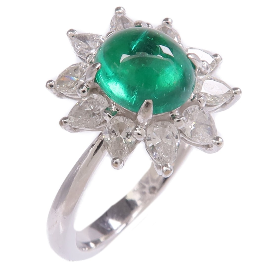 18K White Gold Ring with Emerald and Diamonds US Size 6: 18K White Gold Ring with Emerald and Diamonds US Size 6 This ring features a striking emerald as its main stone, set in 18K white gold. The ring is designed in a regular size and displays a green colo