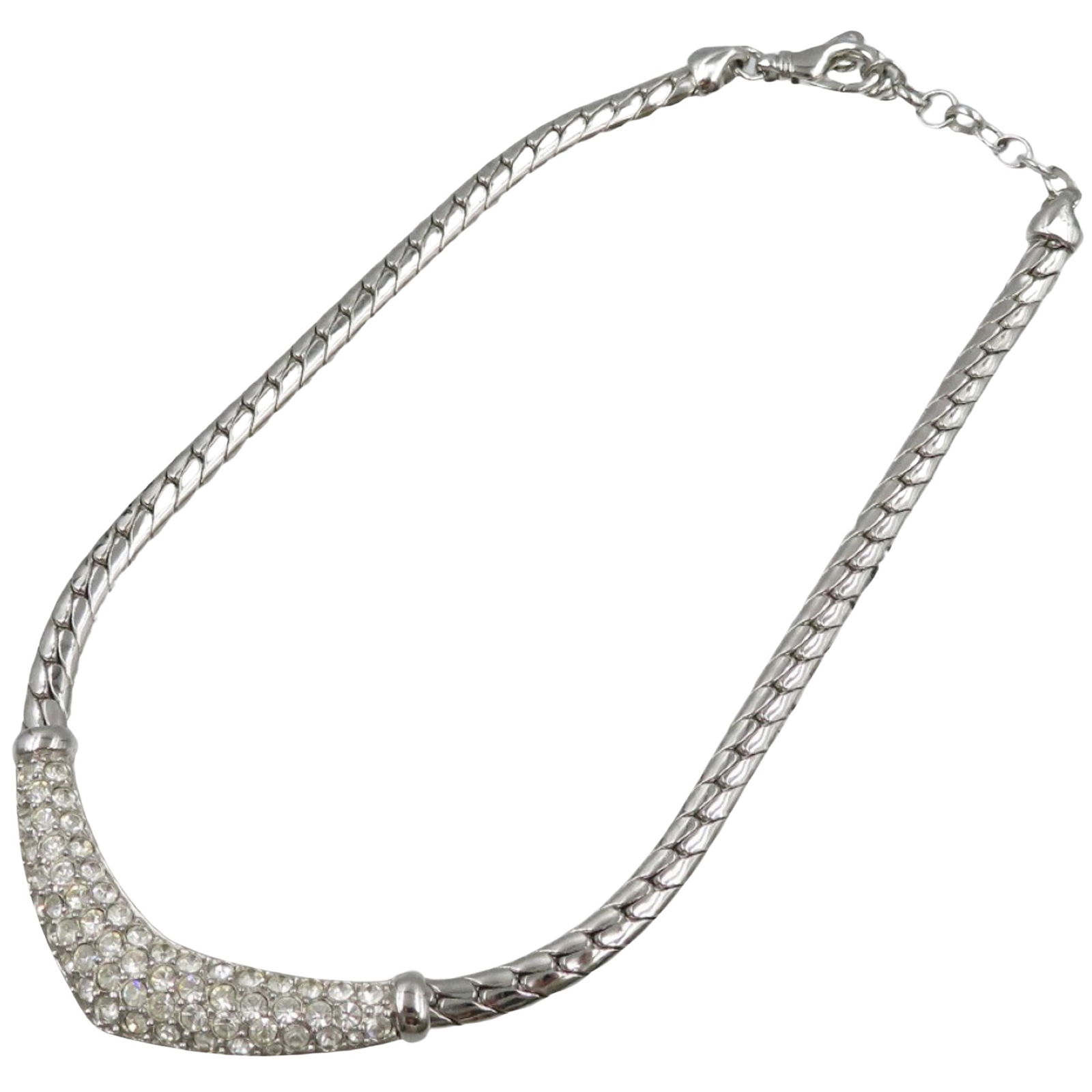 Christian Dior Silver Metal Pendant Necklace for Women 41-46 cm Adjustable: Christian Dior Silver Metal Pendant Necklace for Women 41-46 cm Adjustable This Dior necklace features a sleek silver-tone metal design, offering a refined and elegant accessory for any ensemble. The