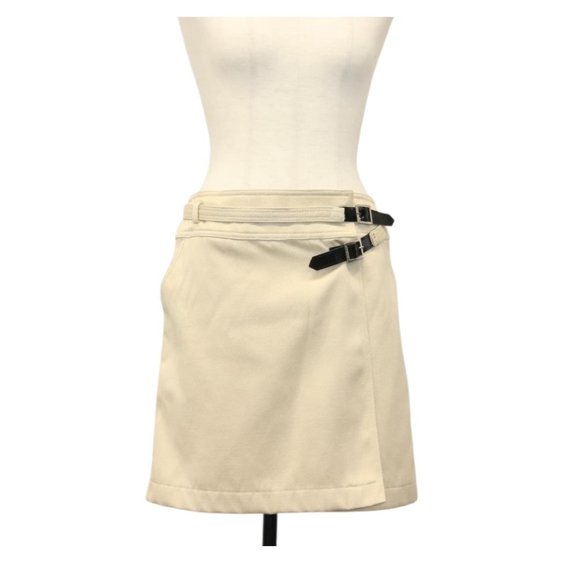Authentic CHANEL Beige Canvas Skirt with CC Logo Made in Italy: Authentic CHANEL Beige Canvas Skirt with CC Logo Made in Italy Elevate your wardrobe with this authentic CHANEL beige denim leather skirt, expertly crafted in Italy. Made from durable canvas, this sty