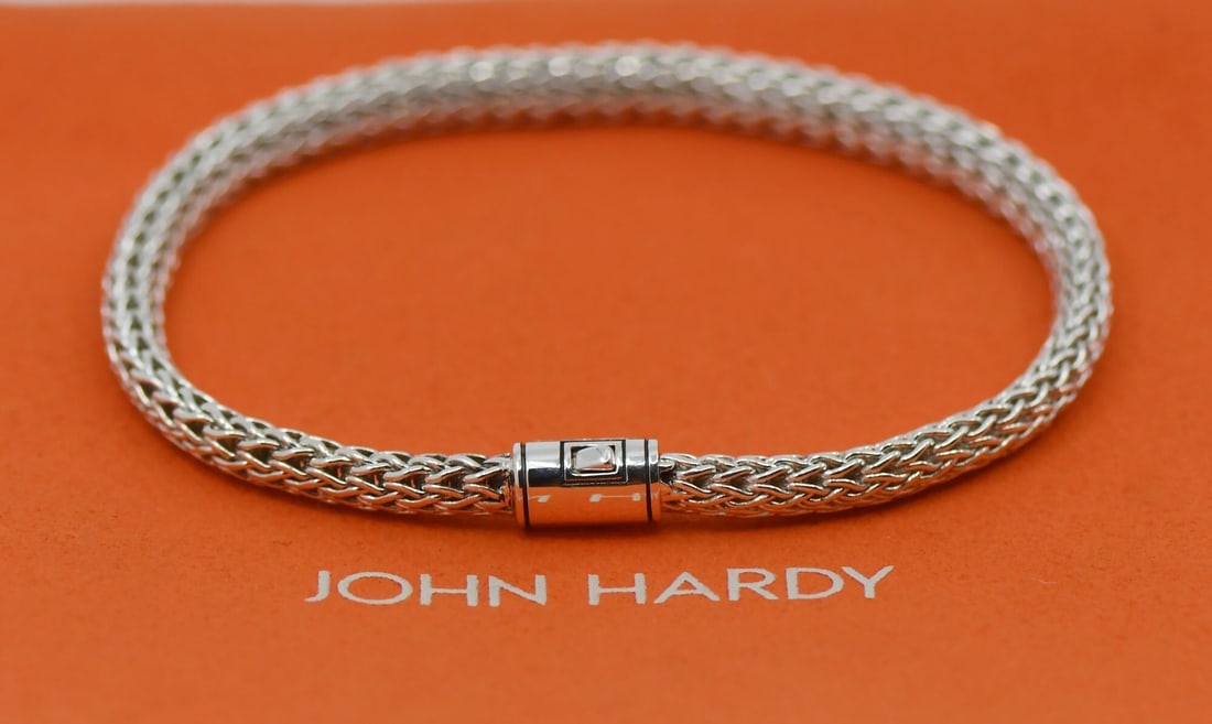Sterling Silver 7.5" Chain Bracelet by John Hardy with Pouch: Sterling Silver 7.5" Chain Bracelet by John Hardy with Pouch This John Hardy chain bracelet is crafted from 925 sterling silver and features a classic design without a main stone. The bracelet measure