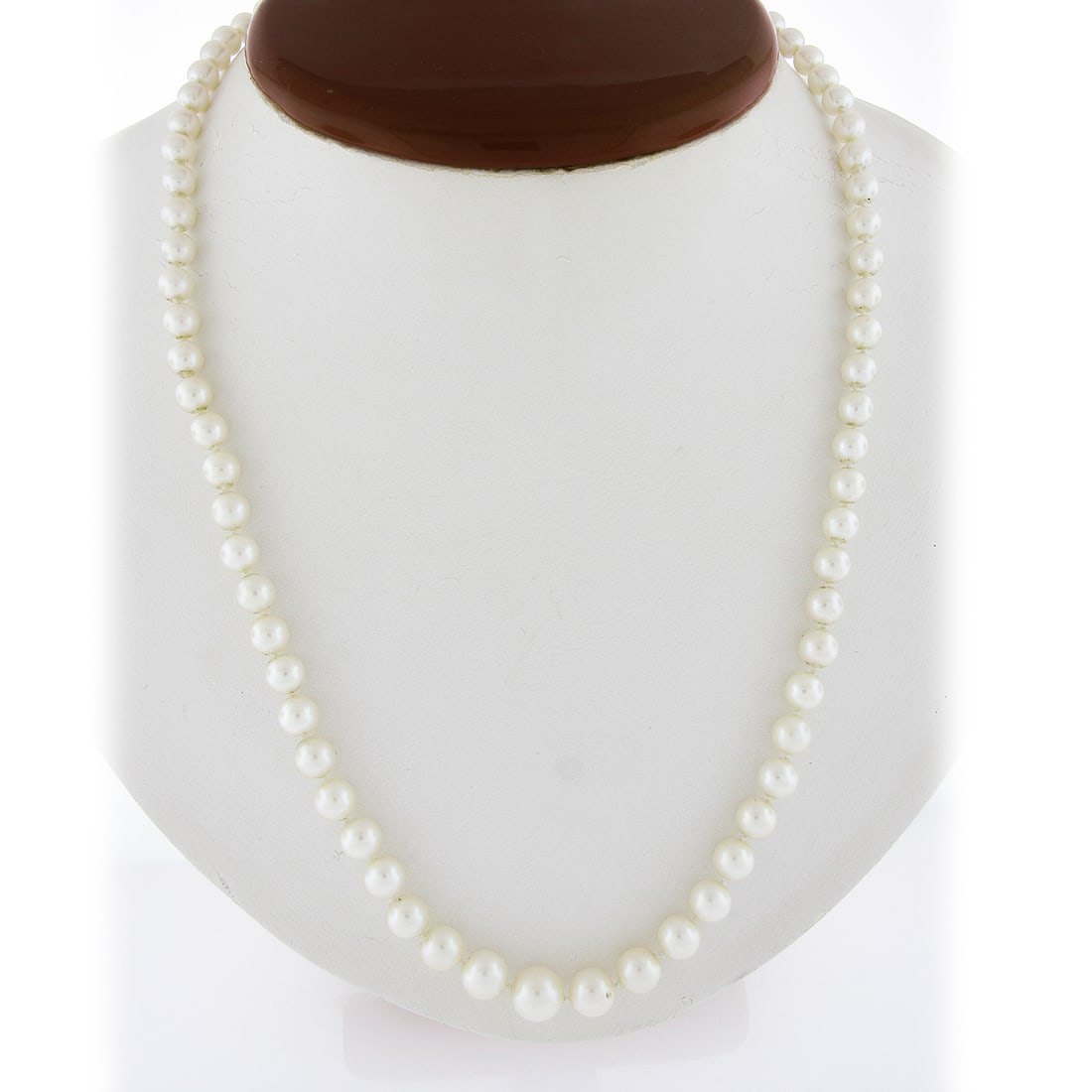 Vintage 18 Graduated Cultured Pearl Necklace 14k White Gold Clasp: Vintage 18 Graduated Cultured Pearl Necklace 14k White Gold Clasp This exquisite vintage graduated cultured pearl strand necklace features numerous genuine cultured pearls, elegantly strung together i
