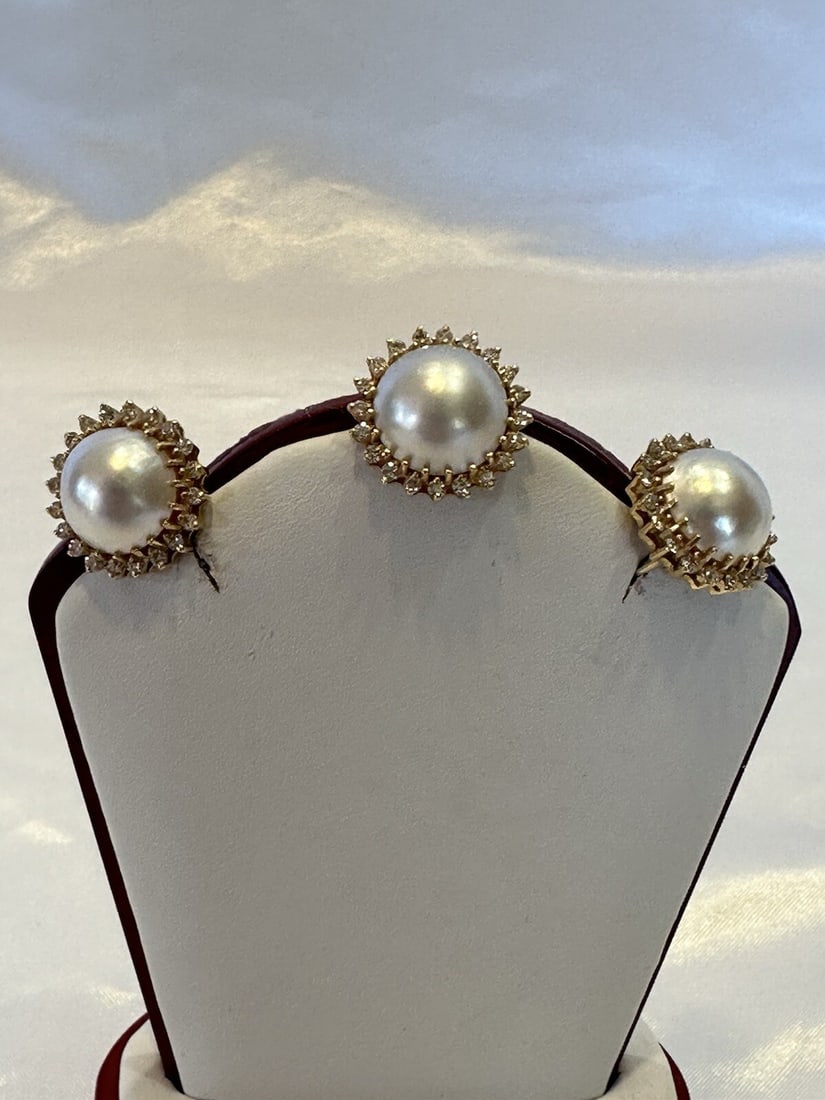14K Gold Diamond Mabe Pearl Jewelry Set Earrings and Pendant: 14K Gold Diamond Mabe Pearl Jewelry Set Earrings and Pendant Discover this stunning jewelry set featuring a pair of earrings and a pendant crafted from 14k yellow gold, adorned with exquisite diamonds