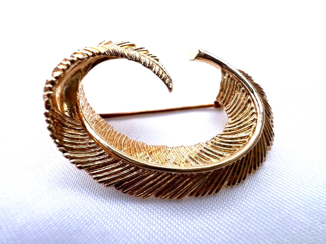 14K Gold Brooch by Marshal with Hallmark Signature: 14K Gold Brooch by Marshal with Hallmark Signature This exquisite brooch is crafted from 14K gold and bears the esteemed signature of Marshal. Weighing 9.60 grams, it features intricate design and exc