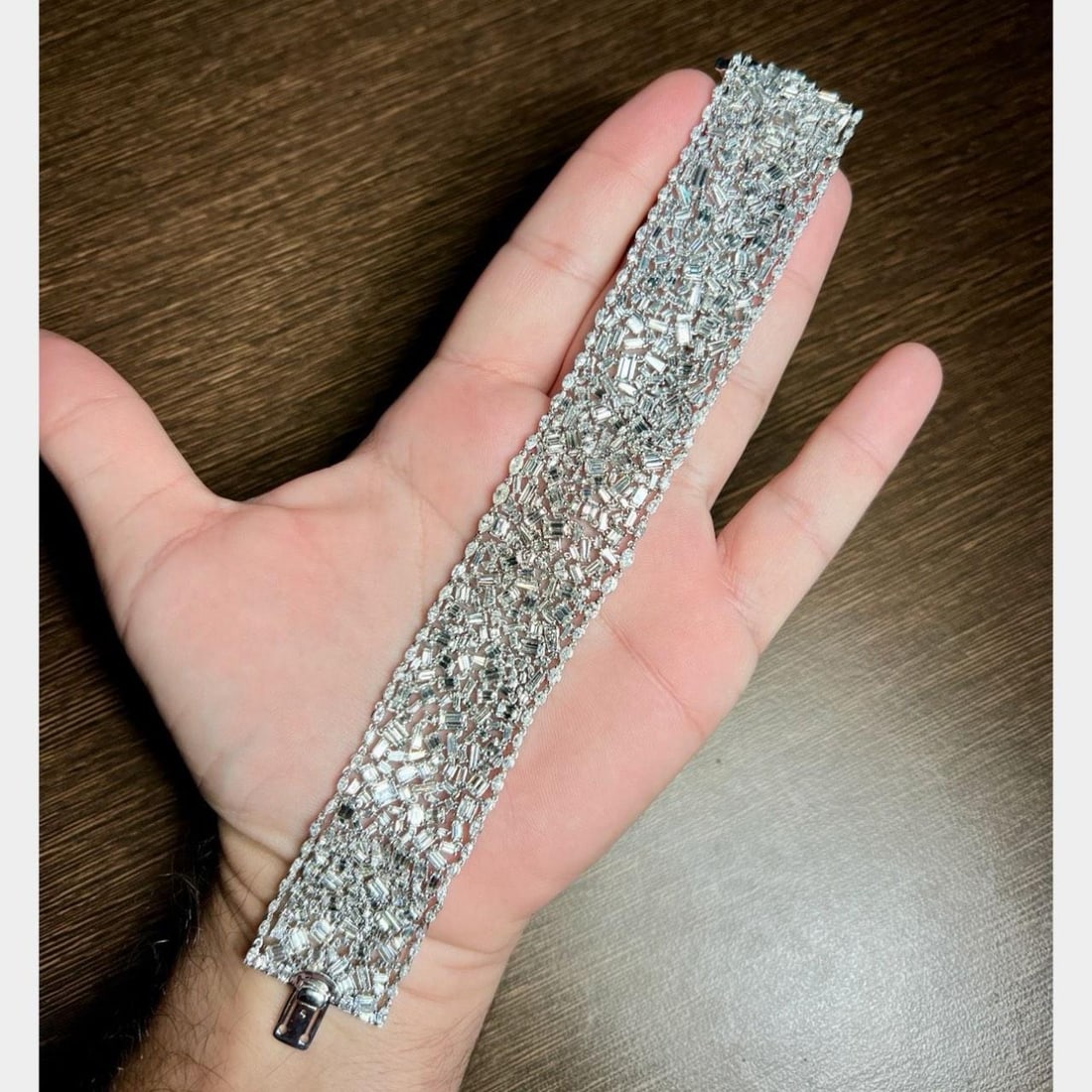 Platinum Diamond Bracelet 554 Stones 40 Ct E-G VVS1-SI1 7.5 x 1 inches: Platinum Diamond Bracelet 554 Stones 40 Ct E-G VVS1-SI1 7.5 x 1 inches This exquisite platinum bracelet features a stunning array of 554 diamonds totaling approximately 40.00 carats. The diamonds are