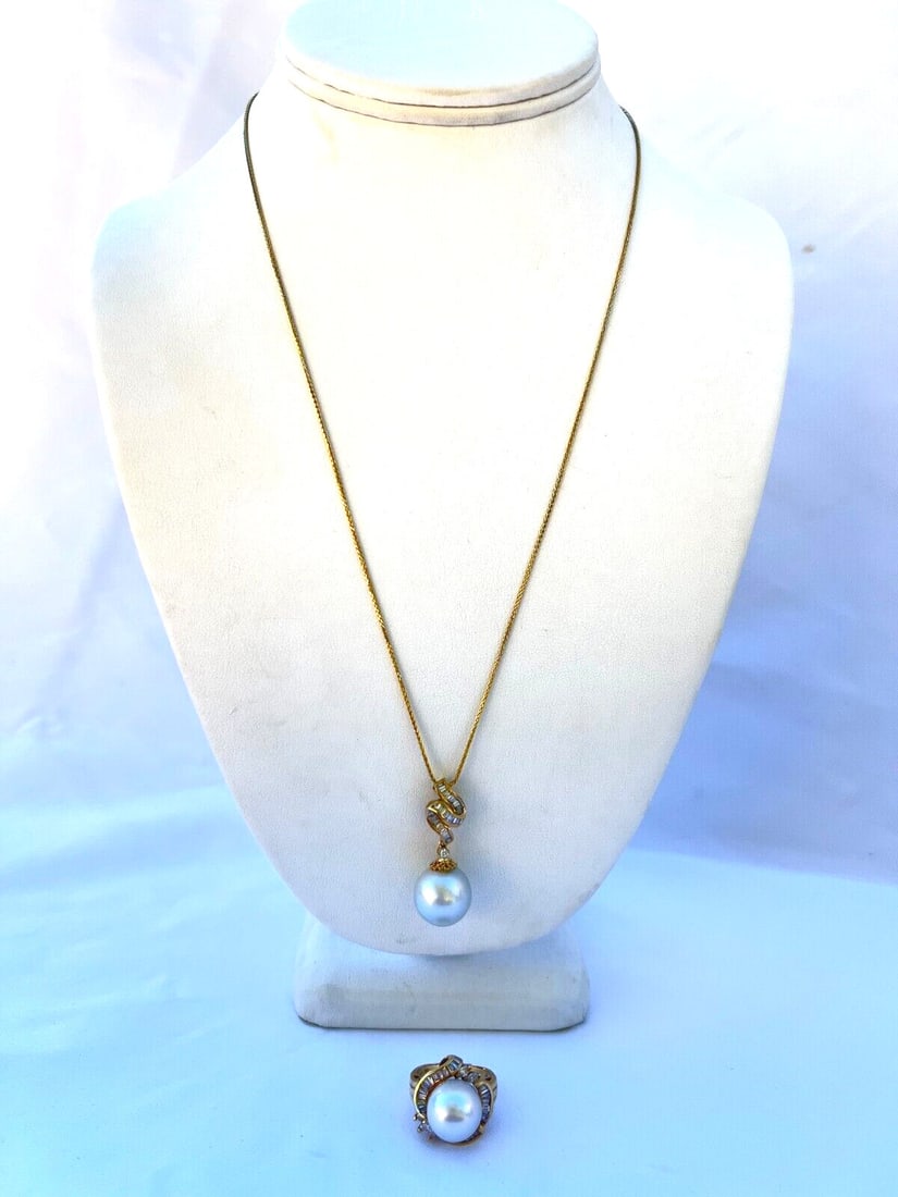 Elegant 14K Yellow Gold Diamond Pearl Jewelry Set: Elegant 14K Yellow Gold Diamond Pearl Jewelry Set Discover this exquisite jewelry set featuring a stunning 14K yellow gold ring and pendant necklace, perfect for any occasion. The ring, sized at 6.5,