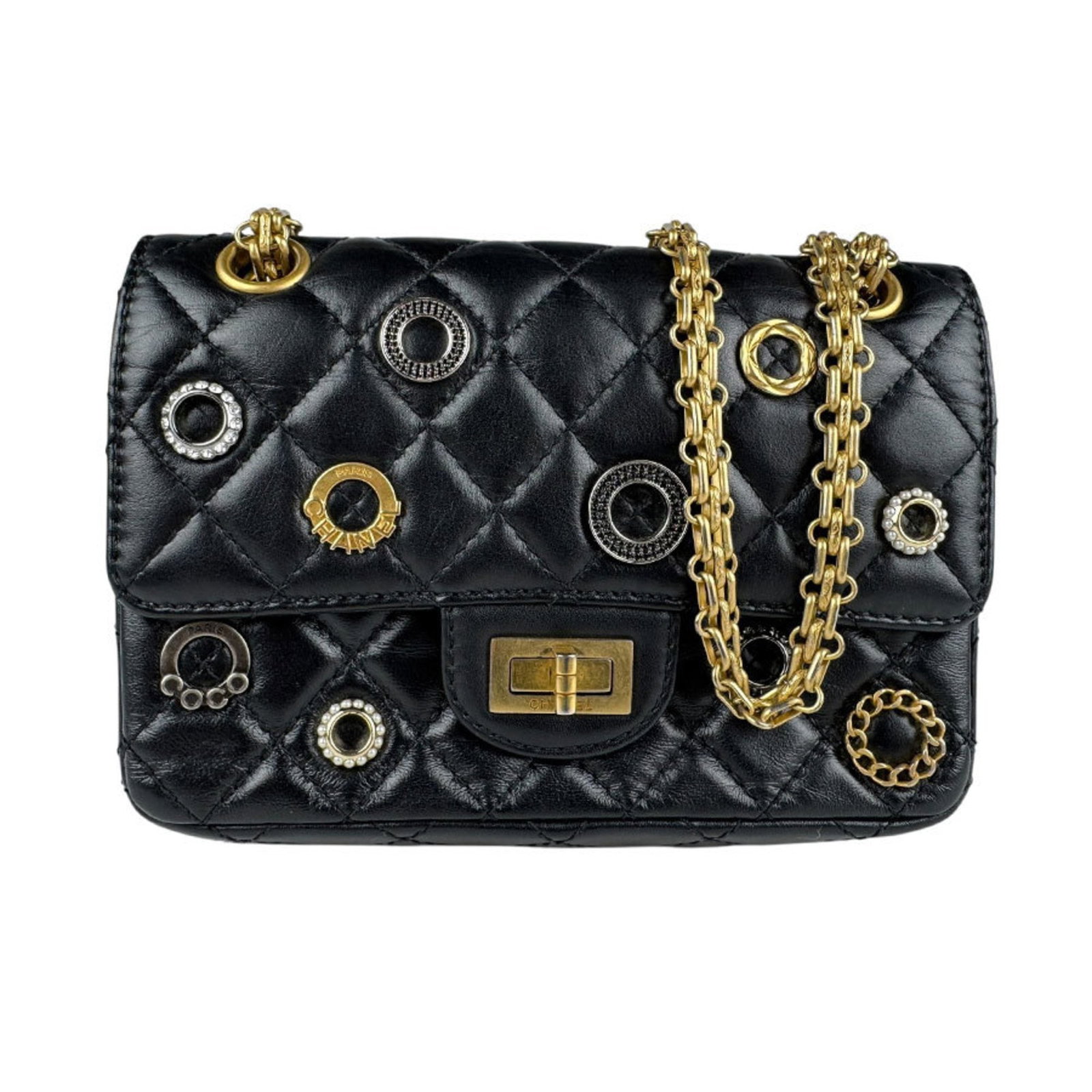 Chanel 2.55 Black Leather Shoulder Bag 14cm x 20cm: Chanel 2.55 Black Leather Shoulder Bag 14cm x 20cm This Chanel 2.55 handbag features a sleek black leather exterior and a classic design, crafted in Italy. The bag is designed for women and offers a c