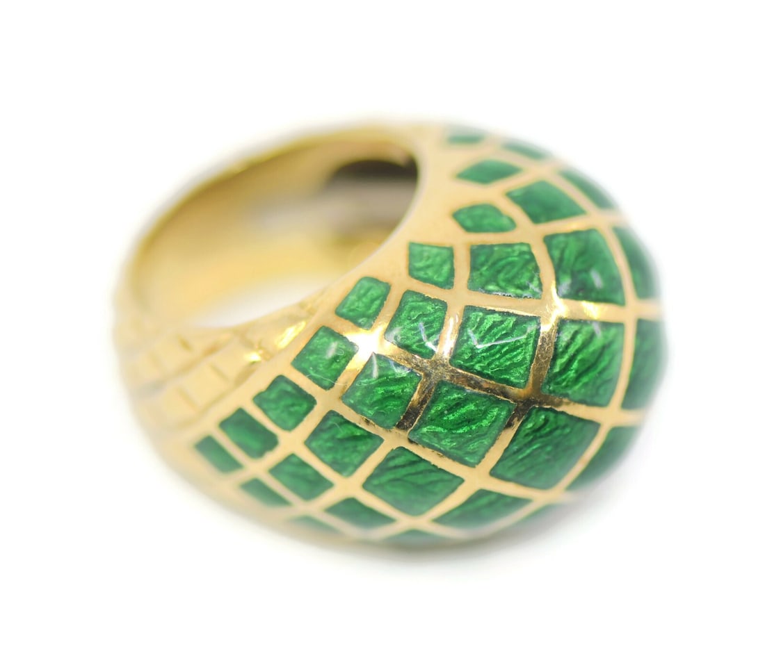 David Webb 18K Yellow Gold Green Enamel Ring Size 6.5 Authentic: David Webb 18K Yellow Gold Green Enamel Ring Size 6.5 Authentic This exquisite David Webb ring showcases a vibrant green enamel finish set in luxurious 18K yellow gold. Designed in a size 6.5, this st
