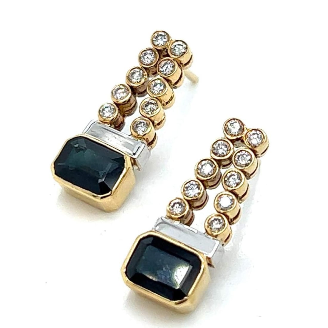 Elegant 18K Yellow Gold Sapphire Diamond Earrings 4.00 Ct & 0.80 Ct: Elegant 18K Yellow Gold Sapphire Diamond Earrings 4.00 Ct & 0.80 Ct Elevate your elegance with these stunning 18K Yellow Gold Sapphire and Diamond Earrings. Crafted with a total weight of 9.3 grams, t