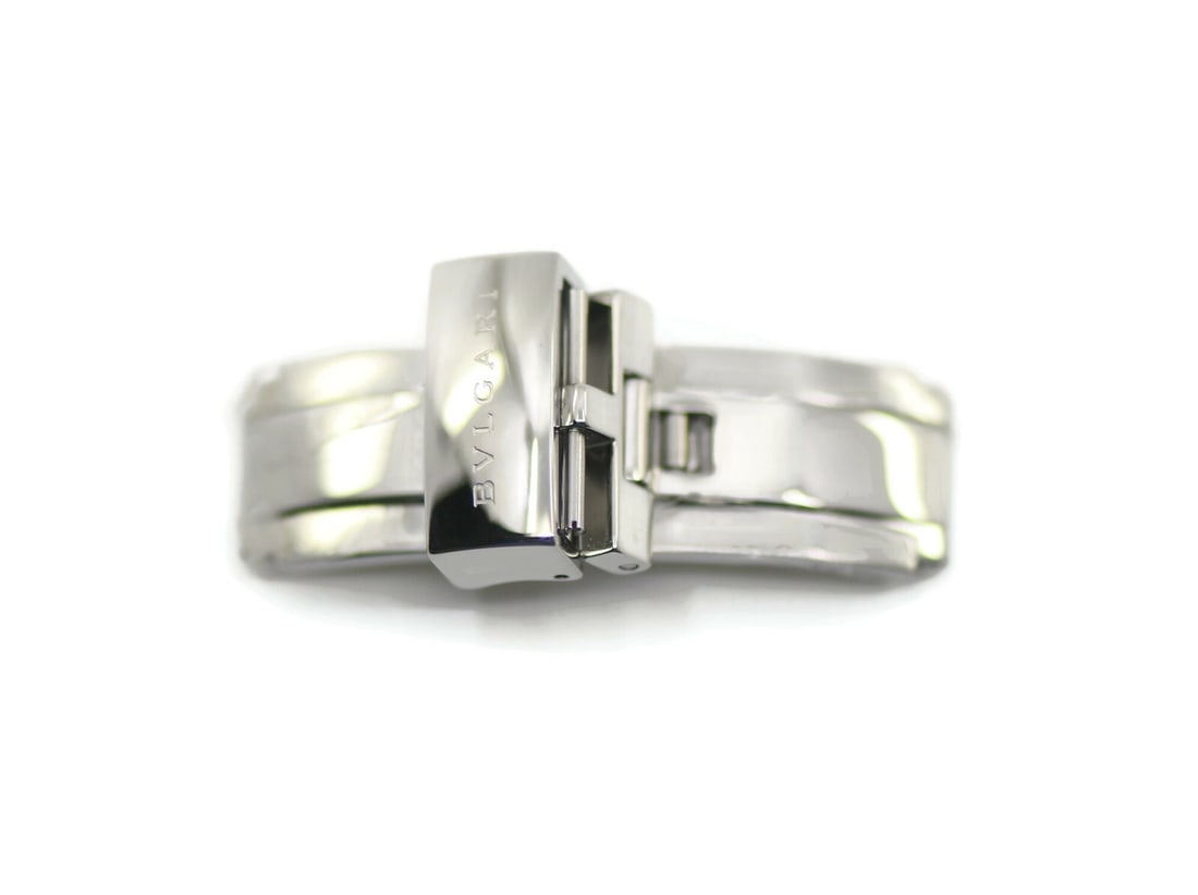 Authentic Bulgari Stainless Steel Deployment Buckle 14mm: Authentic Bulgari Stainless Steel Deployment Buckle 14mm Enhance your wristwatch with this authentic Bulgari stainless steel deployment buckle designed for bands with a width of 14mm. This accessory s