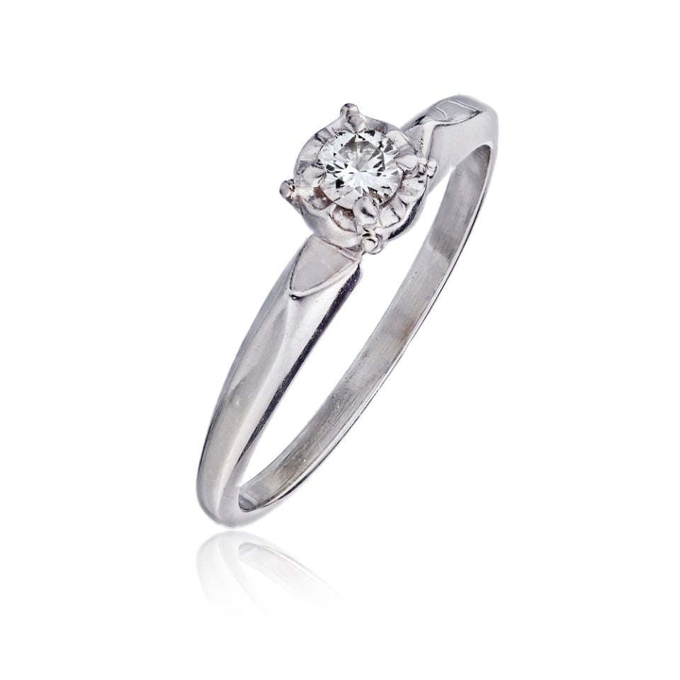 Vintage 0.25 Carat Round Diamond Engagement Ring in 18K White Gold: Vintage 0.25 Carat Round Diamond Engagement Ring in 18K White Gold This exquisite vintage engagement ring features a sparkling round cut diamond weighing approximately 0.25 carats, elegantly set in 18