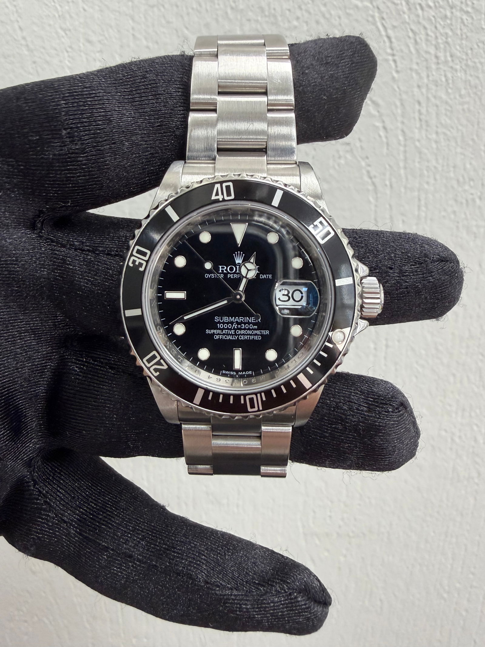 Submariner 16610 Oyster Bracelet Watch with Black Dial: Submariner 16610 Oyster Bracelet Watch with Black Dial Rolex Submariner watch featuring a black dial, aluminum bezel, and Oyster bracelet. Reference number 16610. Designed for men. Specifications Gend