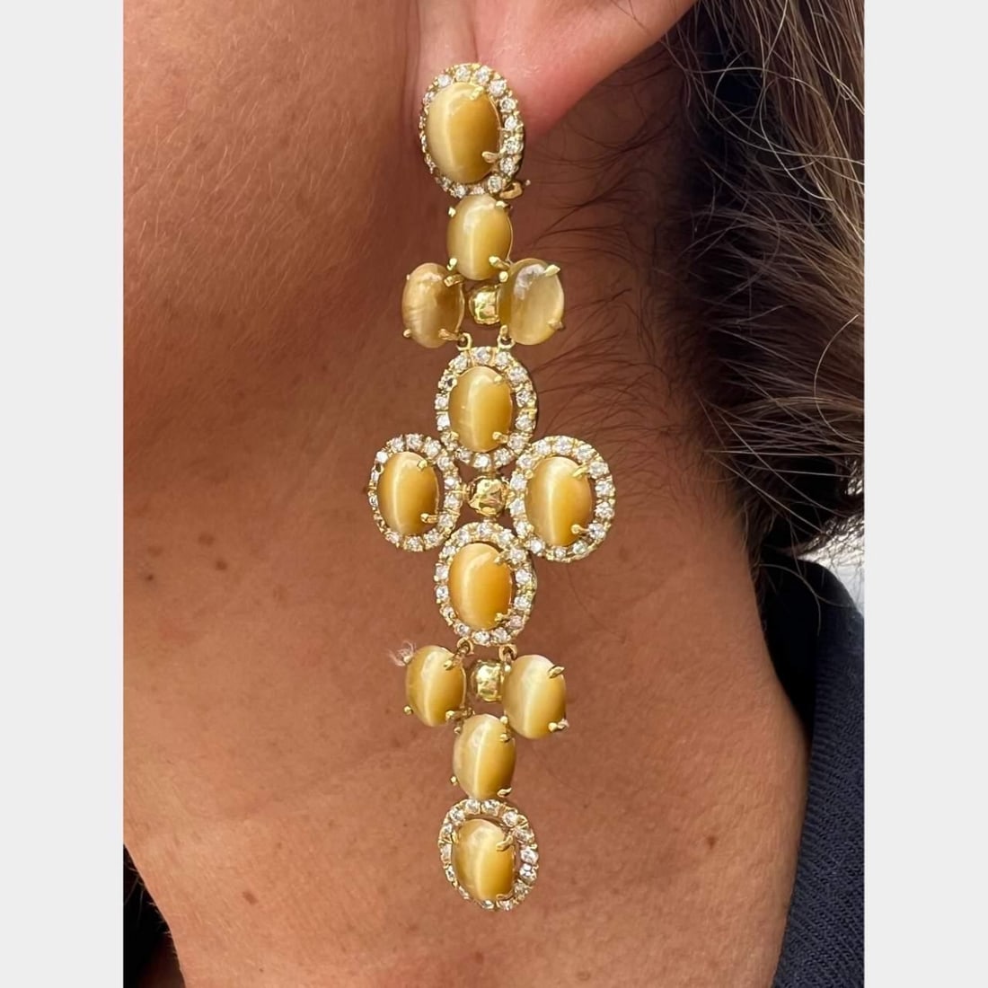 Elegant 18k Yellow Gold Chandelier Earrings with Chrysoberyl and Diamonds: Elegant 18k Yellow Gold Chandelier Earrings with Chrysoberyl and Diamonds Elevate your elegance with these stunning 18k yellow gold chandelier earrings, featuring a captivating blend of chrysoberyl an