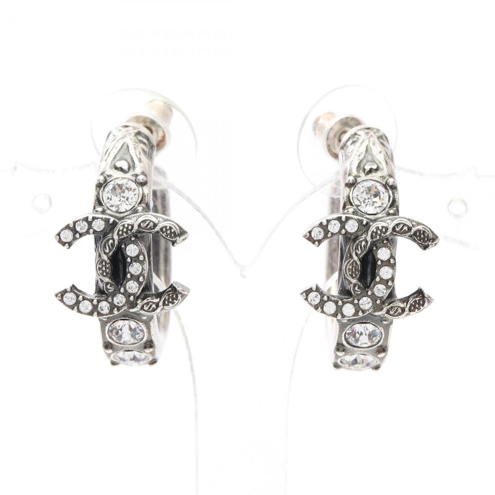 Steel Logo CC Pin by Chanel in Silver Tone 25mm: Steel Logo CC Pin by Chanel in Silver Tone 25mm This Chanel Logo CC accessory features a striking silver-tone design crafted from durable steel. Designed for women, it showcases the iconic CC logo and